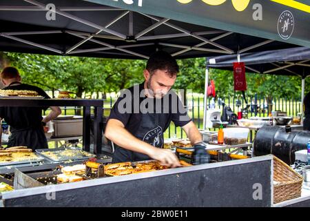 Chef préparant des sandwiches au fromage grillé au Meltsmiths stall de Victoria Park Market, Londres, Royaume-Uni Banque D'Images