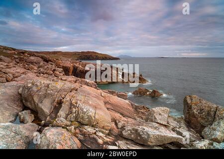 Ciel de Moody au-dessus des falaises à Hushinish sur la côte nord de l'île de Harris dans les îles occidentales de l'Écosse Banque D'Images