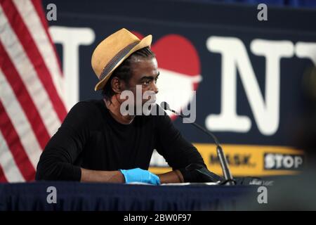 Brooklyn, NY, États-Unis. 28 mai 2020. Le comédien/acteur Chris Rock photographié alors que lui et l'actrice Rosie Perez se joignent au gouverneur de New York Andrew Cuomo lors de sa conférence de presse Covid-19 pour pousser l'utilisation du masque pour protéger contre la propagation du coronavirus au Madison Square Boys and Girls Club le 28 mai 2020 à Brooklyn, New York. Crédit : Mpi43/Media Punch/Alay Live News Banque D'Images