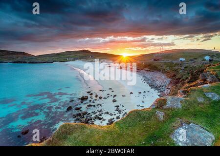 Magnifique coucher de soleil sur la plage de sable blanc à Hushinish sur l'île de Harris dans les îles occidentales de l'Écosse Banque D'Images