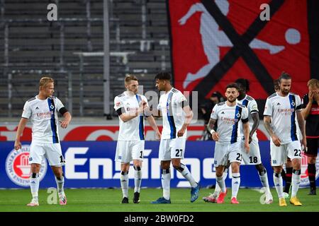 28 mai 2020, Bade-Wurtemberg, Stuttgart: Football: 2ème Bundesliga, VfB Stuttgart - Hamburger SV, 28ème match dans l'arène Mercedes-Benz. Aaron Hunt (2e de gauche) de Hambourg applaudit avec Josha Vagnoman après avoir marqué le deuxième but de son équipe. Photo : Matthias Hangst/Getty Images Europe/Pool/dpa - REMARQUE IMPORTANTE : Conformément aux règlements de la DFL Deutsche Fußball Liga et de la DFB Deutscher Fußball-Bund, il est interdit d'exploiter ou d'exploiter dans le stade et/ou à partir du jeu des photos prises sous forme d'images de séquence et/ou de séries de photos de type vidéo. Banque D'Images