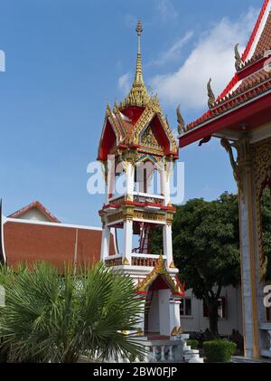 dh Wat chalong Temple bouddhiste PHUKET THAÏLANDE bouddhistes clocher bouddhisme Banque D'Images