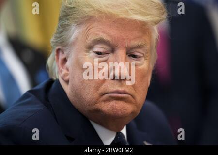 Washington, États-Unis. 28 mai 2020. Le président Donald Trump écoute lorsqu'il reçoit un exposé sur la saison des ouragans 2020 dans le bureau ovale de la Maison Blanche à Washington, DC, le jeudi 28 mai 2020. Photo de piscine par Doug Mills/UPI crédit: UPI/Alay Live News Banque D'Images