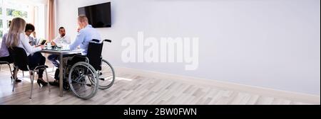 Travail en fauteuil roulant. Réunion de divers employés d'affaires Banque D'Images