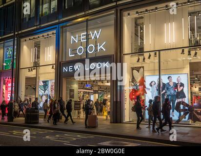 Nouveau magasin sur Oxford Street la nuit avec des clients qui marchent. Londres Banque D'Images