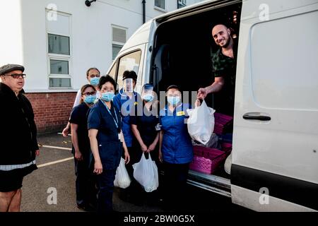 Londres UK 28 Mai 2020 George Coliero, à l'extrême gauche a contracté Covid-19 début avril et a été soumis à l'hôpital Epsom. Du courage et du dur travail des infirmières, il a fait un plein rétablissement.contracted Covid-19 début avril et a été soumis à l'hôpital Epsom. Du courage et du dur travail des infirmières il a fait un plein rétablissement, après 11 jours dans la salle à l'écoute de nombreux médecins donner la mauvaise nouvelle aux familles qui est amour on ne l'a pas fait, et après avoir perdu sa propre femme au cancer en février, il a vu beaucoup et maintenant Il fait son travail pour aider les infirmières de Surrey à recevoir un shoppi Banque D'Images