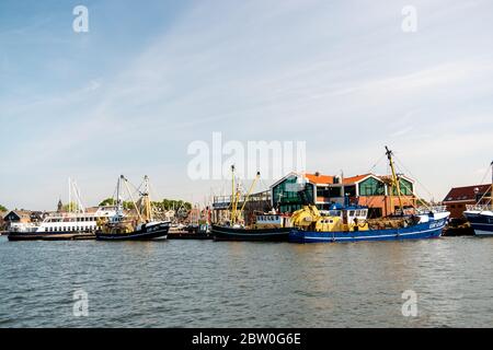 Urk pays-Bas Mai 2020, bateaux de pêche dans le port d'Urk se préparant à reprendre la pêche après l'épidémie de corona Covid 19 Banque D'Images