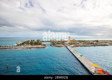 Vue aérienne/drone de Cococay, poste privé de l'île qui appartient à la ligne de croisière Royal Caribbean où les clients peuvent passer la journée à s'amuser. Banque D'Images