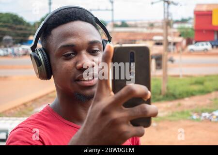 jeune homme noir effectuant un appel vidéo Banque D'Images