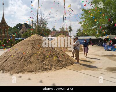 dh Wat chalong Temple bouddhiste PHUKET THAÏLANDE Tourisme prendre des photos des bouddhistes priant la prière du peuple thaïlandais Banque D'Images