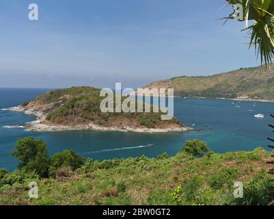 dh Promthep Cape PHUKET THAÏLANDE vue de Nai Ham Beach Andaman Mer baie Thai côte Ko Man Island boat Banque D'Images