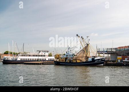 Urk pays-Bas Mai 2020, bateaux de pêche dans le port d'Urk se préparant à reprendre la pêche après l'épidémie de corona Covid 19 Banque D'Images