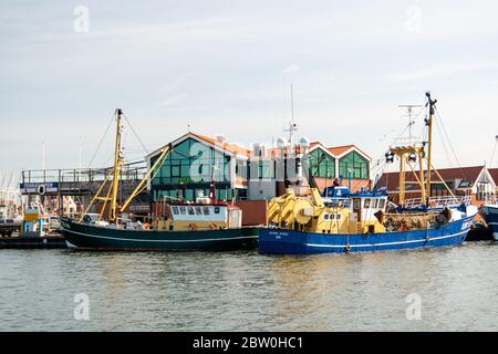 Urk pays-Bas Mai 2020, bateaux de pêche dans le port d'Urk se préparant à reprendre la pêche après l'épidémie de corona Covid 19 Banque D'Images