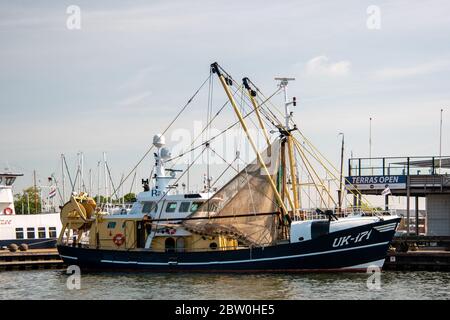 Urk pays-Bas Mai 2020, bateaux de pêche dans le port d'Urk se préparant à reprendre la pêche après l'épidémie de corona Covid 19 Banque D'Images