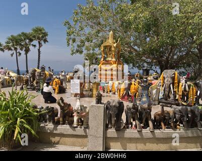 dh Promthep Cape Phra Prom Area PHUKET THAÏLANDE statues d'éléphants Femme thaïe priant au sanctuaire hindou Brahma hindous hindism culture locale personnes Banque D'Images