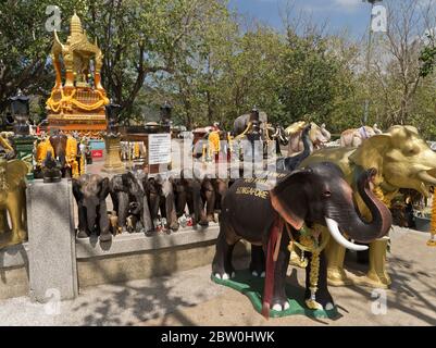dh Promthep Cape Phra Prom Area PHUKET THAÏLANDE ASIE Hindou Sanctuaire statues d'éléphants à Brahma hindouisme éléphants ornements Banque D'Images