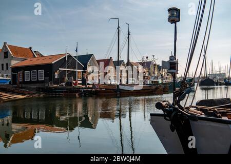 Urk pays-Bas Mai 2020, bateaux de pêche dans le port d'Urk se préparant à reprendre la pêche après l'épidémie de corona Covid 19 Banque D'Images