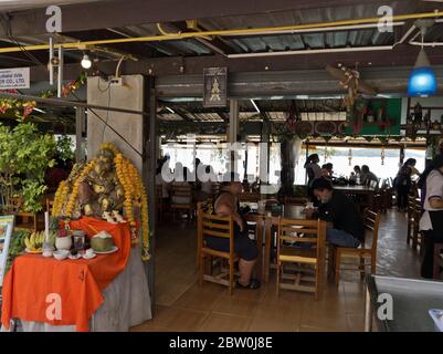 dh Rawai restaurants de fruits de mer PHUKET THAÏLANDE Thai personnes dans le café restaurant Banque D'Images