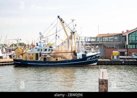 Urk pays-Bas Mai 2020, bateaux de pêche dans le port d'Urk se préparant à reprendre la pêche après l'épidémie de corona Covid 19 Banque D'Images