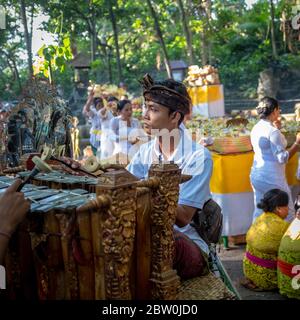 Ubud, Bali, Indonésie - 5 mai 2018 : jeune joueur d'instrument de musique traditionnel, portant des vêtements traditionnels avec une cérémonie en cours dans le bac Banque D'Images