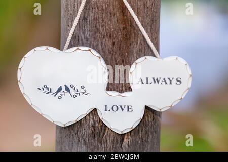 Décoration de mariage d'une guirlande d'un coeur suspendu sur un arbre. Banque D'Images