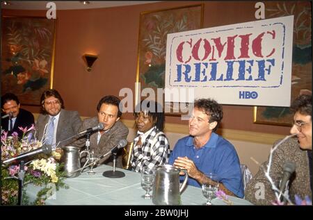 Conférence de presse pour les prestations de secours comique pour les sans-abri avec (de droite à gauche) Harold Ramis, Robin Williams, Whoopi Goldberg, Bob Zmuda, et Dennis Albaugh à Los Angeles, CA 1986 Banque D'Images