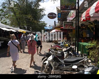 dh Rawai restaurants rue PHUKET THAÏLANDE touristes marchant marché de poissons motos à l'extérieur restaurant café vacances gens Banque D'Images