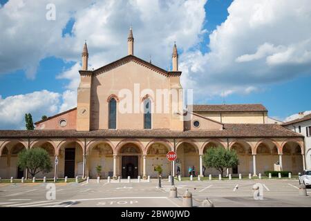 La vue de face et la place du Sanctuaire de Santa Maria delle Grazie à Curtatone, province de Mantoue, Italie. Banque D'Images