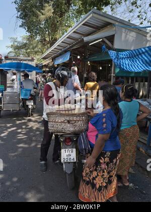 dh Rawai marché extérieur PHUKET THAÏLANDE local Thai vendant snack des vendeurs moto gens de rue nourriture femmes vendeur Banque D'Images