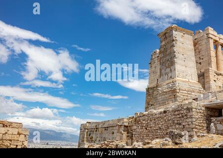 Athènes Acropole, site touristique de la Grèce. Ancienne structure grecque à la porte d'entrée de Propylaea, ciel bleu ciel nuageux en une journée ensoleillée au printemps. Banque D'Images