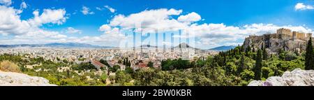 Athènes, Grèce vue panoramique depuis la colline d'Areopagus. Roche de l'Acropole, mont Lycabette et vue sur la ville, ciel bleu ciel nuageux, jour de printemps Banque D'Images