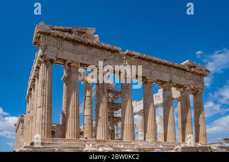 Acropole d'Athènes, Grèce. Façade du temple Parthénon, ruines du temple antique, équipement pour travaux de restauration, ciel bleu, vue à angle bas Banque D'Images