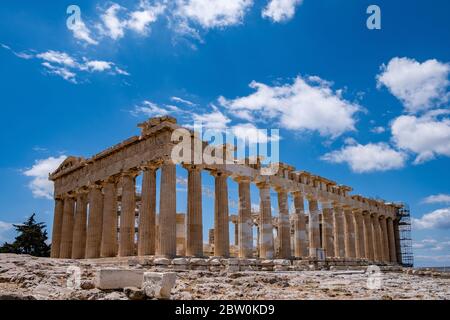 Acropole d'Athènes, Grèce. Façade du temple Parthénon vue latérale, ruines antiques du temple, fond bleu ciel au printemps ensoleillé. Banque D'Images