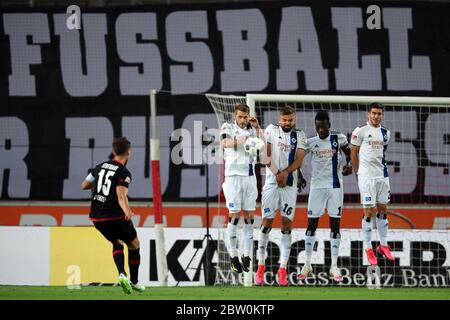 28 mai 2020, Bade-Wurtemberg, Stuttgart: Football: 2ème Bundesliga, VfB Stuttgart - Hamburger SV, 28ème match dans l'arène Mercedes-Benz. Pascal Stenzel (l-r) de Stuttgart donne un coup de pied libre sur le mur avec Aaron Hunt, Lukas Hinterseer, Bakery Jatta et Jairo Samperio de Hambourg. Photo: Matthias Hangst/Getty Images Europe/Pool/dpa - NOTE IMPORTANTE: Conformément aux règlements de la DFL Deutsche Fußball Liga et de la DFB Deutscher Fußball-Bund, il est interdit d'exploiter ou d'exploiter dans le stade et/ou du jeu pris des photos sous forme d'images de séquence et/o Banque D'Images