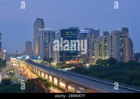 Prise de vue aérienne de voies de métro rapides dans les zones urbaines de New Delhi NCR, Gurugram, Noida. Un complément utile au réseau ferroviaire DMRC existant. Banque D'Images