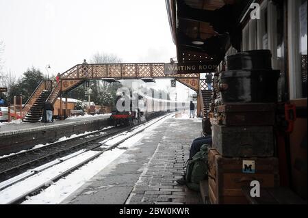 80072 arrivée à BridgNorth avec un train de Kidderminster Town. Banque D'Images