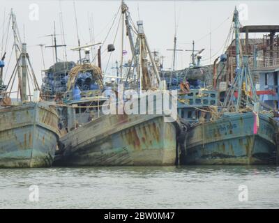 Vieux chalutiers de pêche en Thaïlande Banque D'Images