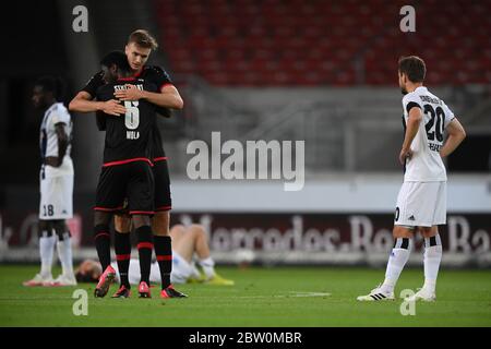 28 mai 2020, Bade-Wurtemberg, Stuttgart: Football: 2ème Bundesliga, VfB Stuttgart - Hamburger SV, 28ème match dans l'arène Mercedes-Benz. Louis Schaub (r) de Hambourg se trouve à côté de Clinton Mola (en face) et de Sasa Kalajdzic, qui s'embrasent. Stuttgart a gagné 3:2. Photo: Matthias Hangst/Getty Images Europe/Pool/dpa - NOTE IMPORTANTE: Conformément aux règlements de la DFL Deutsche Fußball Liga et de la DFB Deutscher Fußball-Bund, il est interdit d'exploiter ou d'exploiter dans le stade et/ou du jeu pris des photos sous forme d'images de séquence et/o Banque D'Images