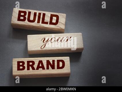 Expression CONSTRUIRE VOTRE MARQUE écrite sur des blocs de bois. Avec un arrière-plan de style vintage. Concept de marketing de rebranding de marque Banque D'Images