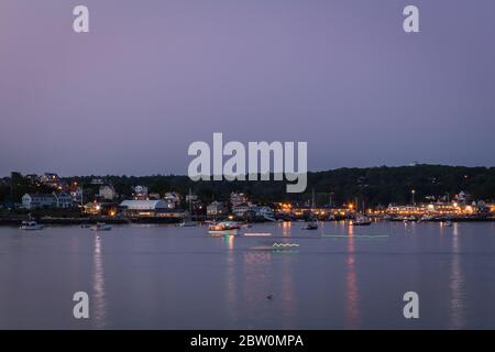 Boothbay Harbor, Maine, États-Unis - 4 juillet 2019 : bateaux dans le port au crépuscule, en attente des feux d'artifice, obturateur lent, flou de mouvement Banque D'Images