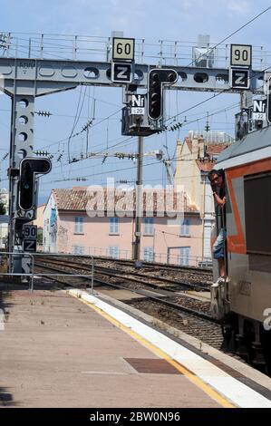 Conducteur et locomotive 122337 avec service à l'ouest à St Raphaël-Valescure. Banque D'Images