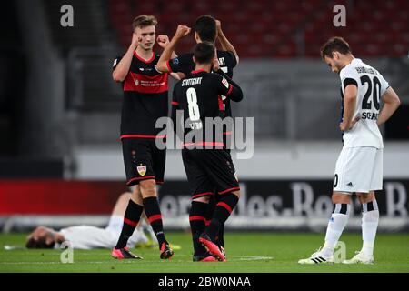 28 mai 2020, Bade-Wurtemberg, Stuttgart: Football: 2ème Bundesliga, VfB Stuttgart - Hamburger SV, 28ème jour de match dans la Mercedes-Benz-Arena de Hambourg réagit Sasa Kalajdzic (l-r), Marcin Kaminski et Gonzalo Castronach de Hambourg attendent avec impatience la victoire 3:2 aux côtés de Louis Schaub (r) de Hambourg. Photo: Matthias Hangst/Getty Images Europe/Pool/dpa - NOTE IMPORTANTE: Conformément aux règlements de la DFL Deutsche Fußball Liga et de la DFB Deutscher Fußball-Bund, il est interdit d'exploiter ou d'exploiter dans le stade et/ou du jeu pris des photos sous la forme Banque D'Images