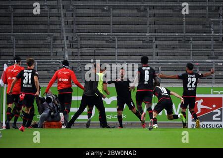 28 mai 2020, Bade-Wurtemberg, Stuttgart: Football: 2ème Bundesliga, VfB Stuttgart - Hamburger SV, 28ème match dans l'arène Mercedes-Benz. Gonzalo Castro (M) de Stuttgart applaudit avec ses coéquipiers et l'entraîneur au but de la victoire tardive pour le 3:2. Photo : Matthias Hangst/Getty Images Europe/Pool/dpa - REMARQUE IMPORTANTE : Conformément aux règlements de la DFL Deutsche Fußball Liga et de la DFB Deutscher Fußball-Bund, il est interdit d'exploiter ou d'exploiter dans le stade et/ou à partir du jeu des photos prises sous forme d'images de séquence et/ou de séries de photos de type vidéo. Banque D'Images