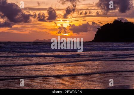 Coucher de soleil stupéfiant sur la plage intacte de la péninsule de Dawei, Myanmar Banque D'Images