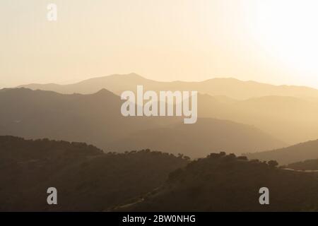 Cordillères Béticas Montes de Málaga al atardecer. Banque D'Images