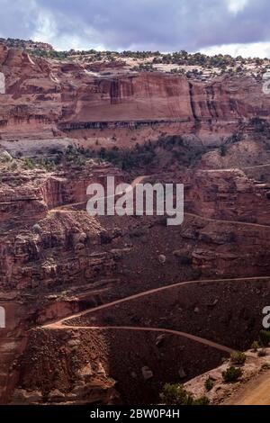 Shafer Trail, une route descendant dans Shafer Canyon depuis Island in the Sky dans le parc national de Canyonlands, Utah, États-Unis Banque D'Images