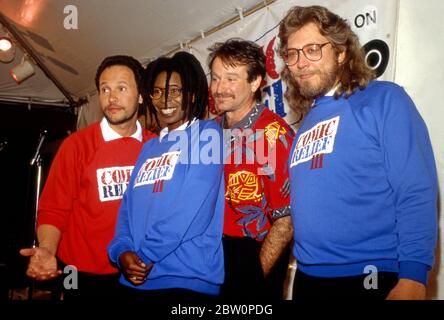 Conférence de presse pour Comic relief avec (de gauche à droite) Billy Crystal, Whopi Goldberg, Robin Williams et le producteur Bob Zmuda. Banque D'Images