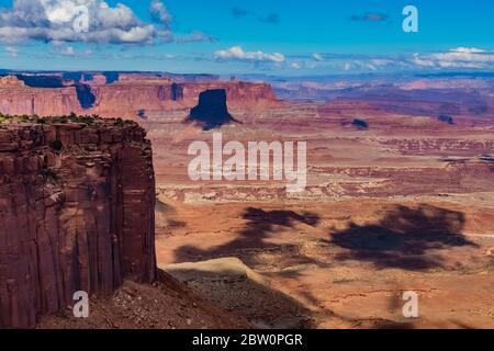 Vue depuis Buck Canyon vue sur Island in the Sky dans le parc national de Canyonlands, Utah, États-Unis Banque D'Images