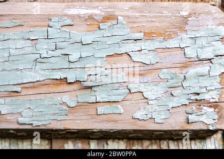 Texture bois avec peinture bleu pastel craquelée. Peinture écaillée sur bureau en bois Banque D'Images