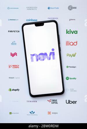 Stone /Royaume-Uni - Mai 28 2020 : logo Novi sur le smartphone placé sur le logo imprimé de l'association Balance. Novi est le numérique rebaptisé de Facebook Banque D'Images